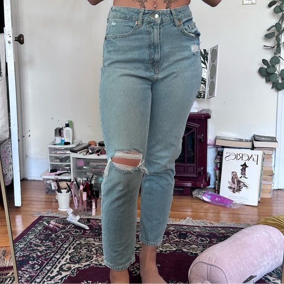 Light Denim High-Waisted Distressed Jeans - Picture 7 of 7